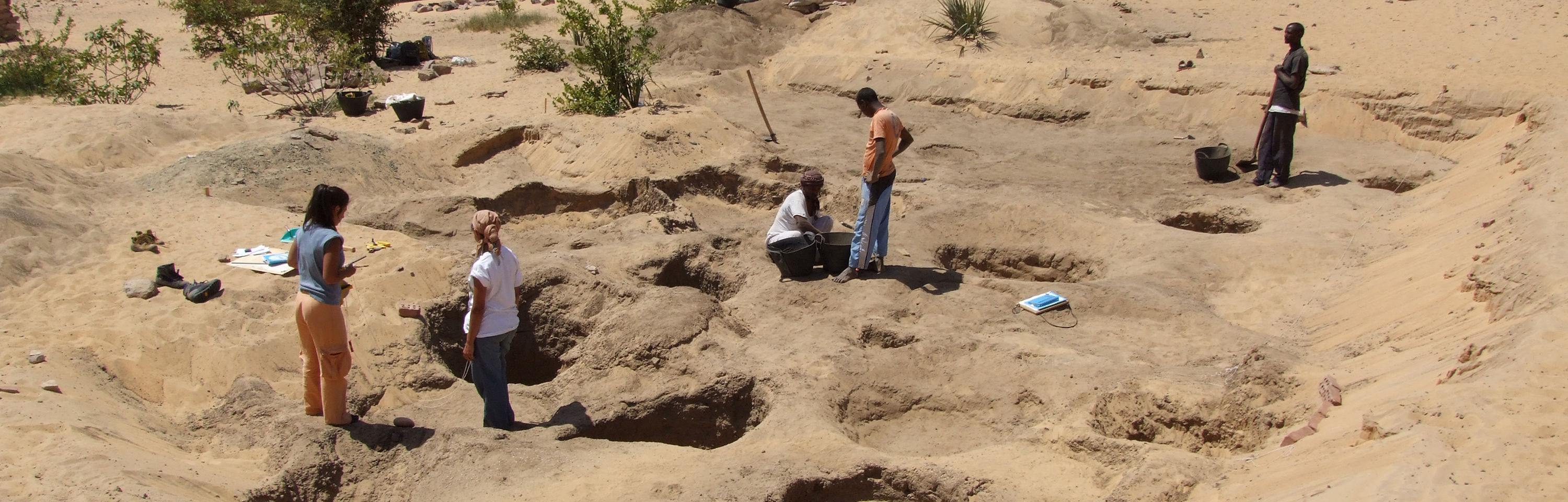 Excavating the Predynastic cemetery of Nag el-Qarmila (© AKAP Archive)
