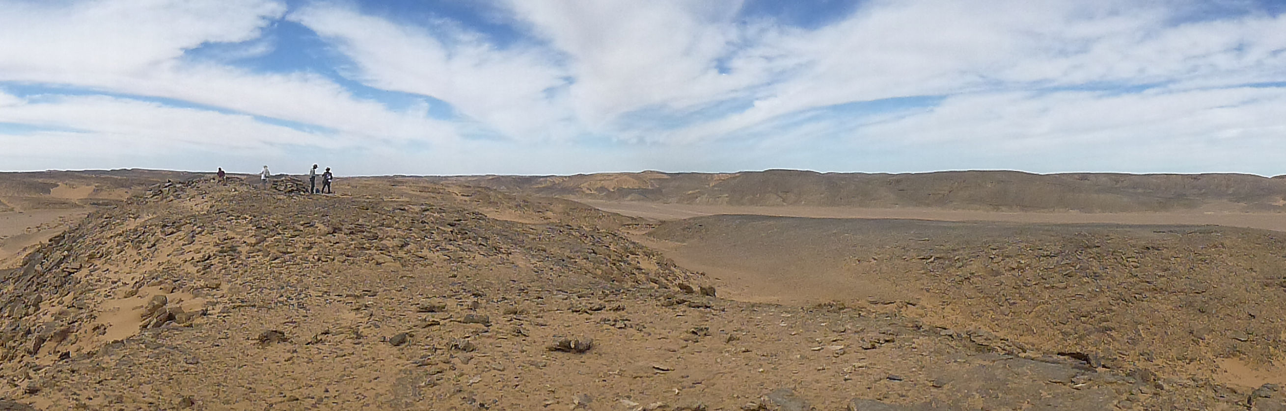 Surveying the Eastern Desert at Wadi Abu Subeira (© AKAP Archive)